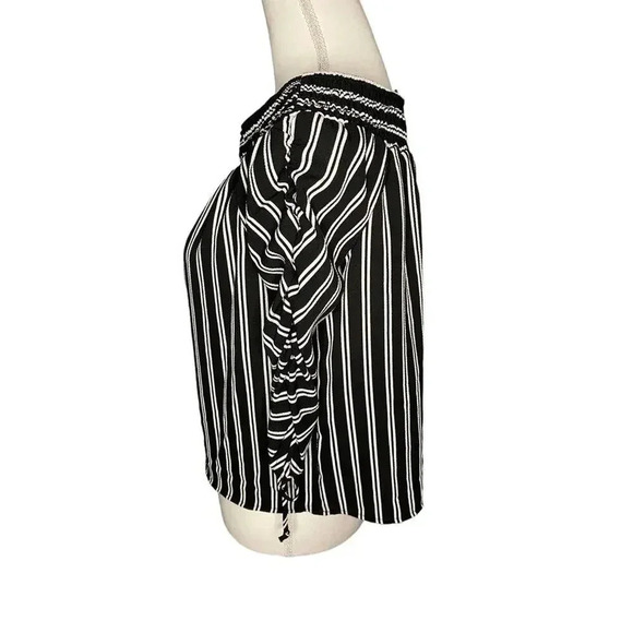 NEW Polly & Esther Size Medium Off-The-Shoulders Black & White Textured Pullover - Picture 3 of 4